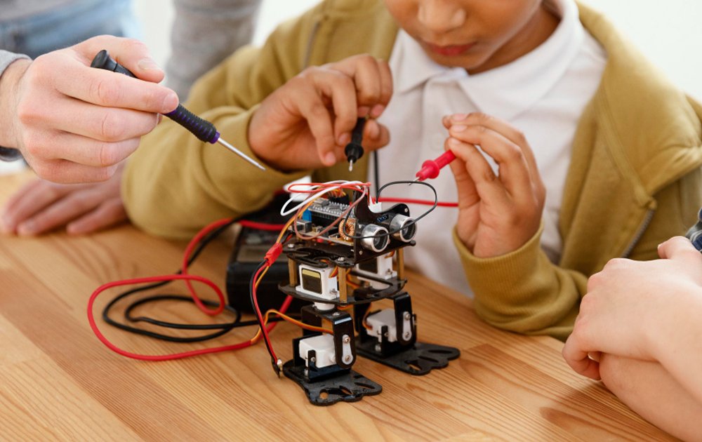 kids bulding robot image -telikoz