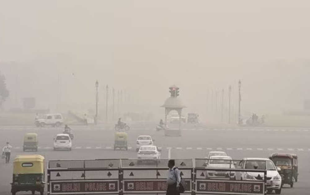 Delhi atmospheric conditions, an image showing air pollution  in Delhi 