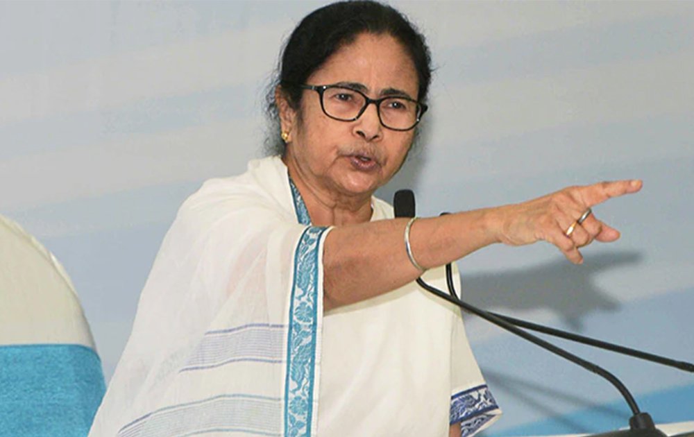Mamata Banerjee: A Trailblazer in Indian Politics, image showing Mamatha Banerjee speaking - Telikoz 