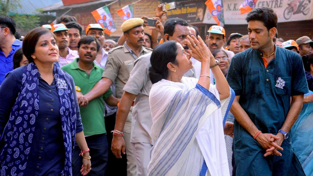 an image showing Mamata Banerjee in a crowd